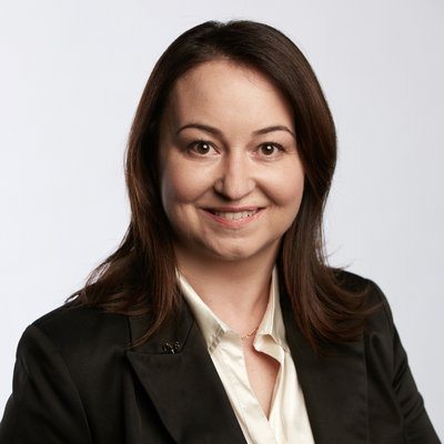 Žena s úsmevom v saku