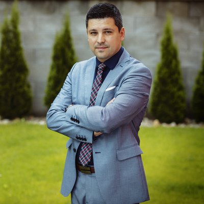 Muž v modrom obleku vonku