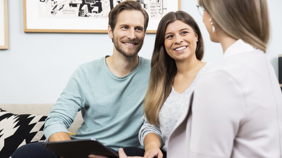 Finančná poradkyňa v rozhovore s mladým párom