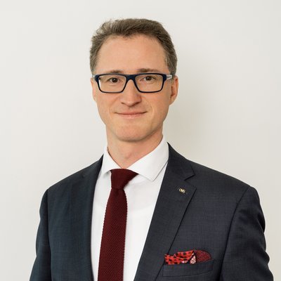 Portrét muža v tmavom obleku