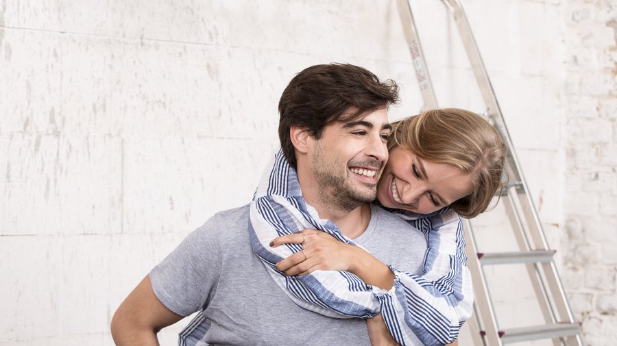 Pár sa baví pri renovácii domu