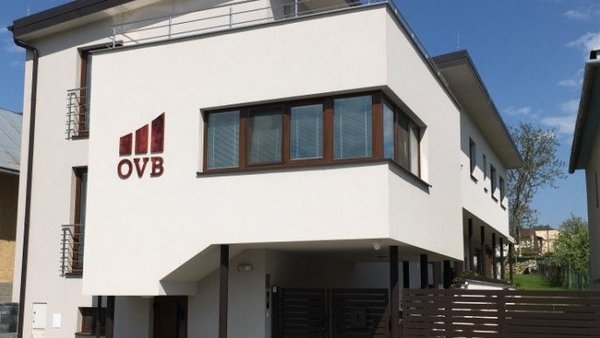 Moderná budova OVB počas dňa