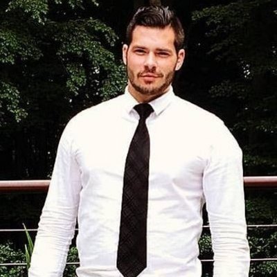 Muž v bielej košeli s kravatou