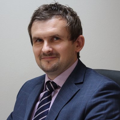 Muž v obleku sediaci na stoličke