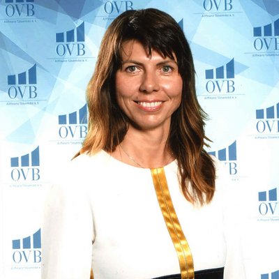 Žena pred OVB stenou v bielych šatách