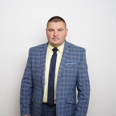 Muž v modrom károvanom saku