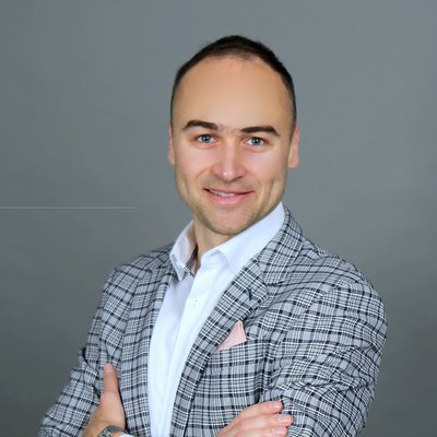 Muž v saku s úsmevom