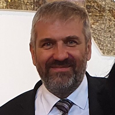 Muž v obleku s fúzmi