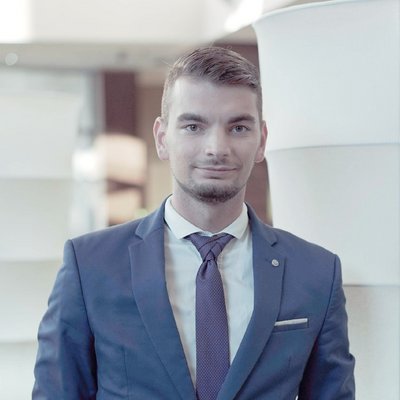 Muž v modrom obleku s kravatou