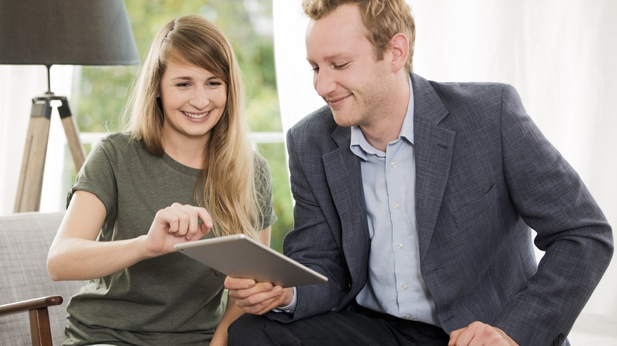 Finančný poradca v rozhovore so zákazníčkou