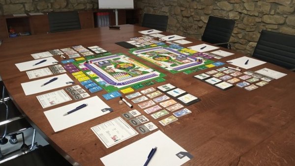 Stôl s rozloženou edukačnou hrou
