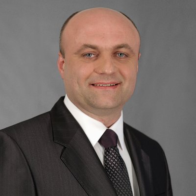 Plešatý muž v obleku a kravate