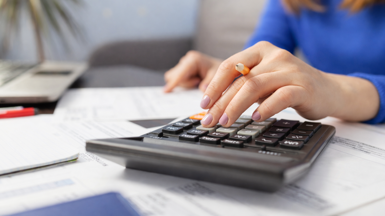 Revízia rozpočtu Detail počítania výdavkov na kalkulačke počas revízie osobného rozpočtu.