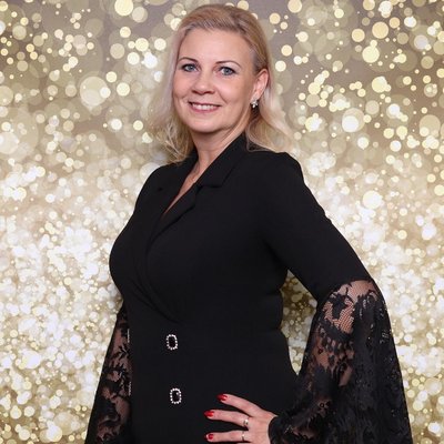 Žena v tmavých šatách pred zlatým pozadím