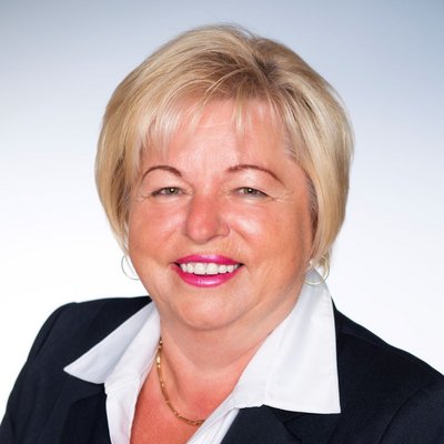 Portrét ženy so svetlými vlasmi v obleku