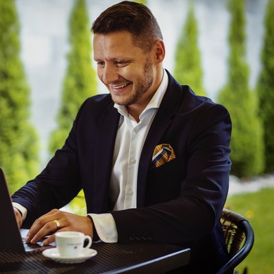 Muž pri notebooku na terase