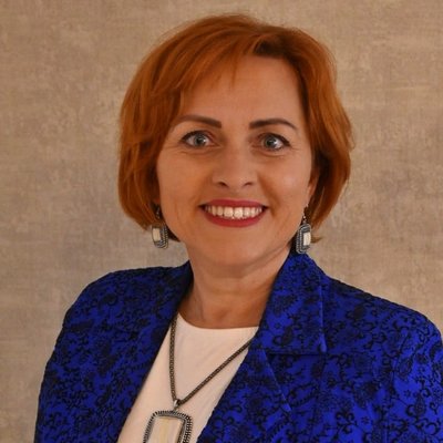 Usmiata žena s ryšavými vlasmi