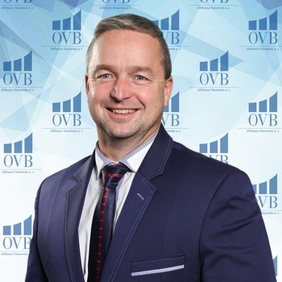 Portrét muža pred logom OVB