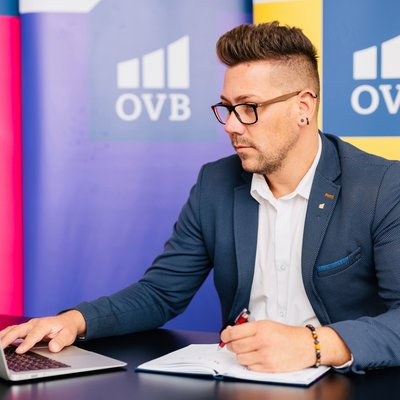Muž pracuje s laptopom v OVB kancelárii
