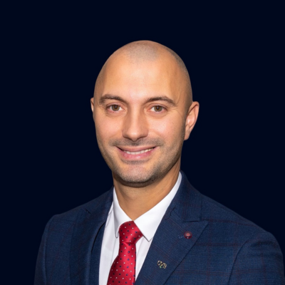 Muž v obleku s červenou kravatou