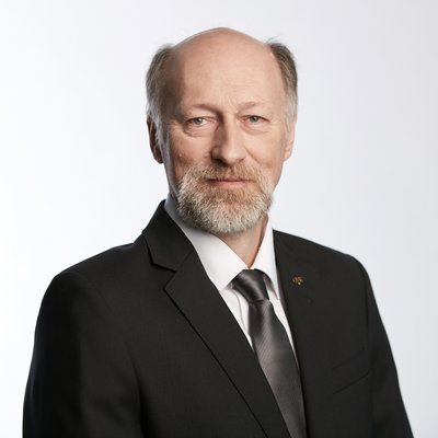 Portrét muža v obleku s úsmevom