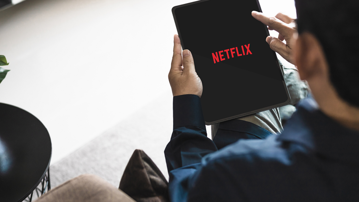 muž pozerá netflix