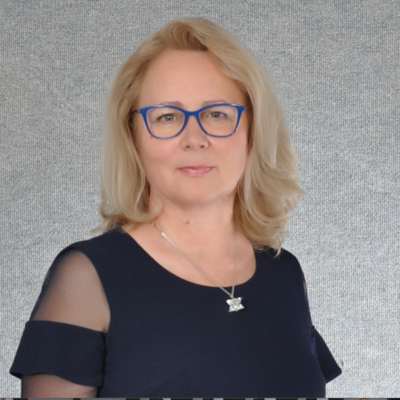 Blond žena v modrých okuliaroch