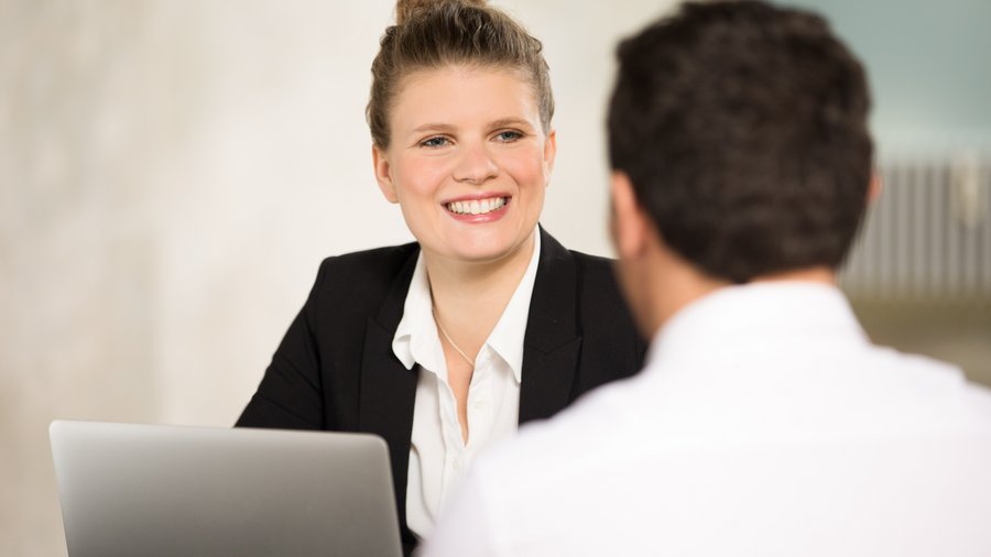 Finančná poradkyňa v rozhovore so zákazníkom