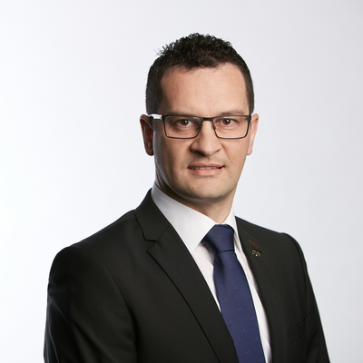 Muž s okuliarmi v čiernom obleku