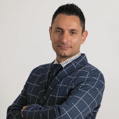 Muž v károvom obleku s kravatou