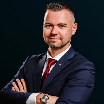 Sebavedomý muž v tmavom obleku