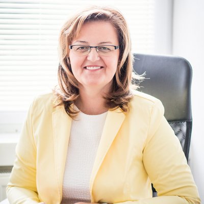 Usmievavá finančná sprostredkovateľka OVB v kancelárii