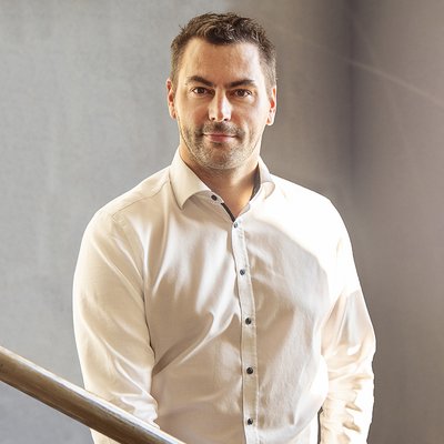 Muž v bielej košeli na schodoch