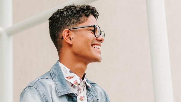 Mladý muž sa smeje sebavedomo - vyjednávanie o plate príprava Mladý muž sa smeje sebavedomo - vyjednávanie o plate príprava