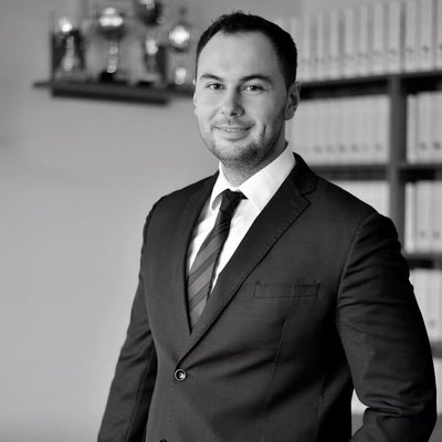 Čiernobiely portrét muža v obleku