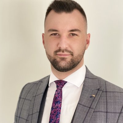 Mladý muž v elegantnom obleku s kravatou