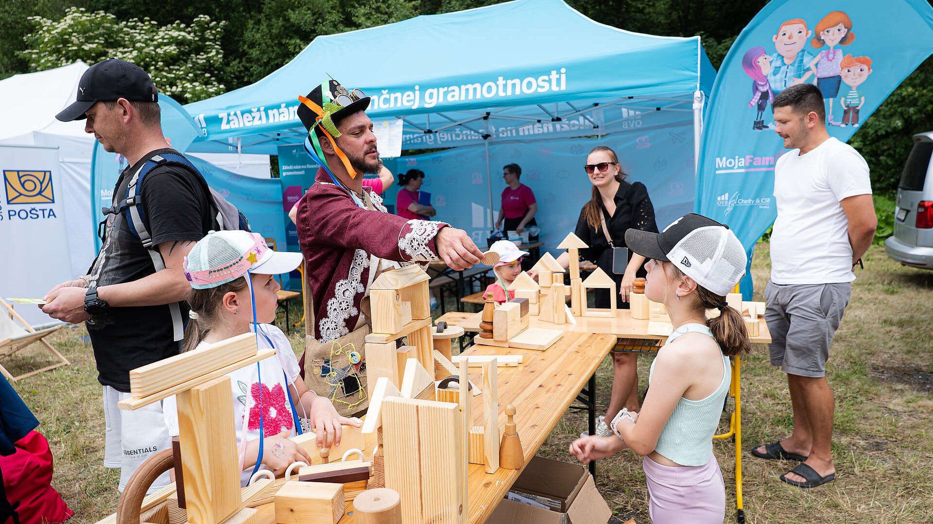 OVB Slovensko na festivale Za 7 horami – finančná gramotnosť hrou pre deti Deti a rodičia sa zapájajú do hravých aktivít finančnej gramotnosti v OVB zóne na festivale Za 7 horami.