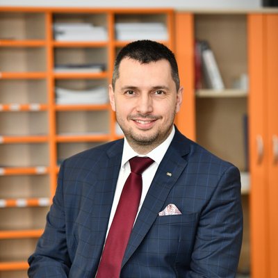 Muž v obleku v kancelárii s regálmi