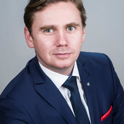 Muž v modrom obleku s kravatou