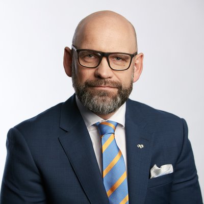 Muž v obleku s bradou a okuliarmi