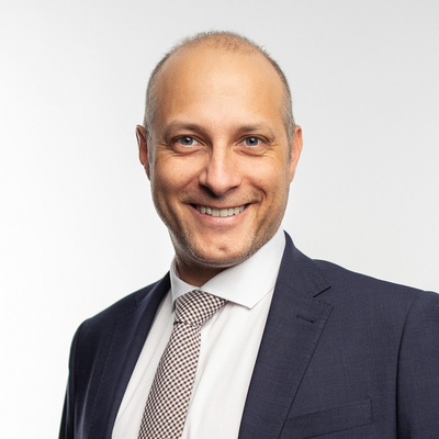 Portrét muža v obleku na bielom pozadí