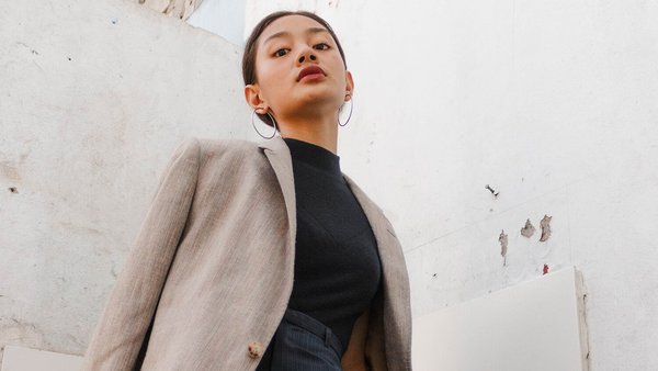 Silná žena sa pozerá do kamery - vyjednávanie o zvýšení platu Silná žena sa pozerá do kamery - vyjednávanie o zvýšení platu