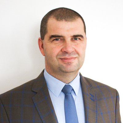 Muž v károvom obleku s úsmevom