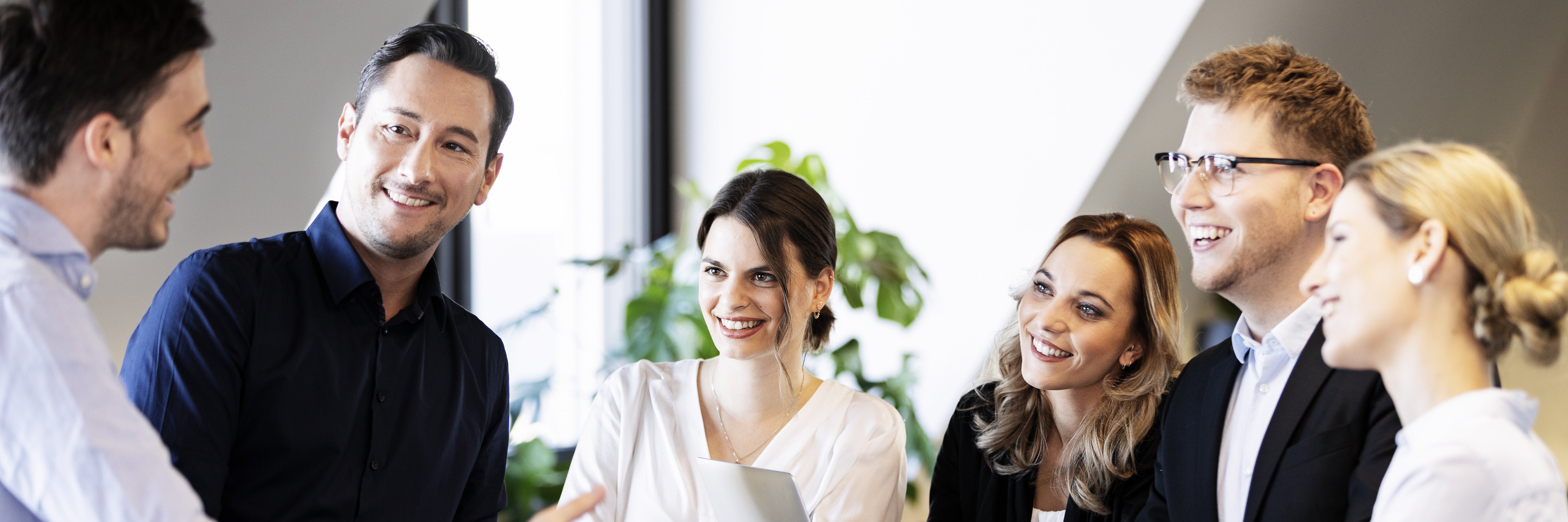 Niekoľko ľudí v business oblečení sa živú diskusiu.