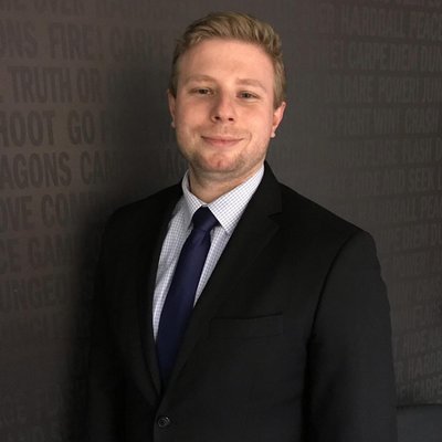 Mladý muž v čiernom obleku