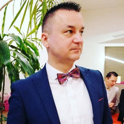 Muž s motýlikom a rastlinou v pozadí