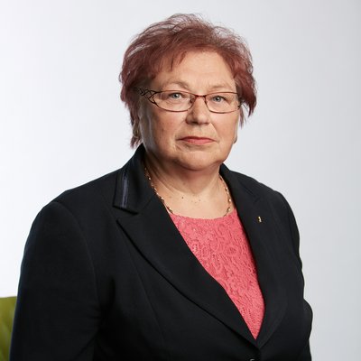 Staršia dáma s krátkymi vlasmi