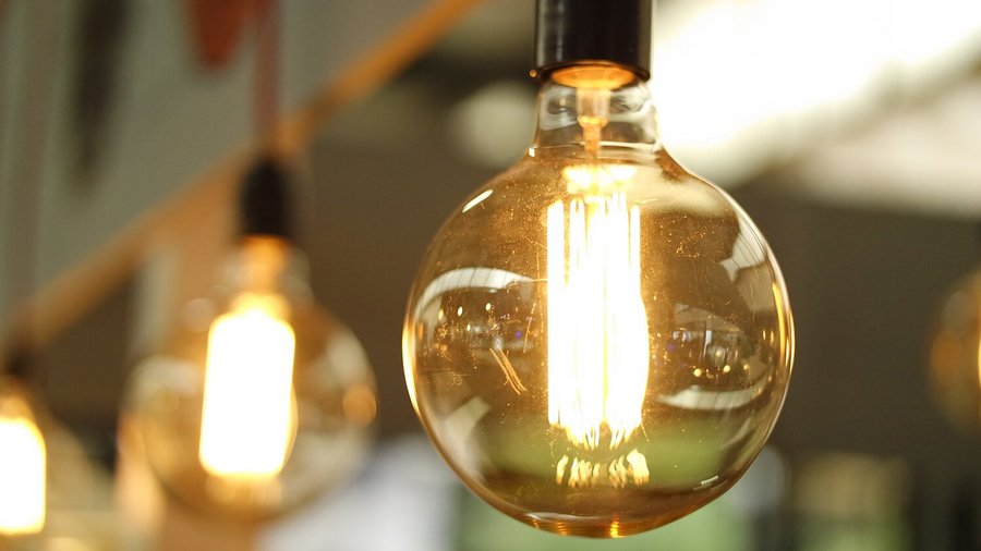 Žiarovka svieti a spotrebúva elektrickú energiu - Spotreba energie