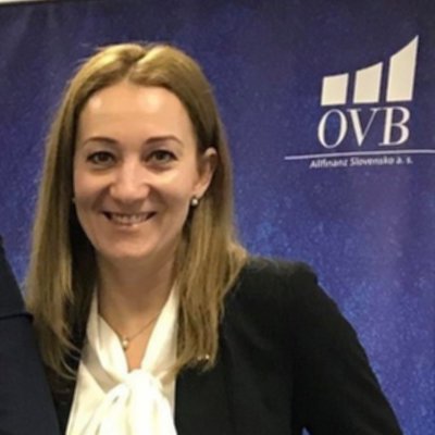 Žena s dlhými blond vlasmi pred bannermi OVB