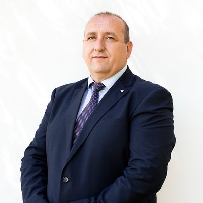 Sebavedomý muž v tmavomodrom obleku